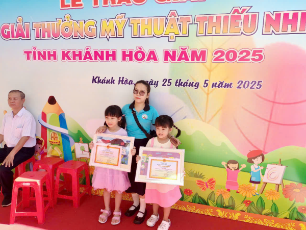 CÁC BẠN NHỎ TRƯỜNG MẦM NON XƯƠNG HUÂN NHẬN GIẢI THƯỞNG "MỸ THUẬT THIẾU NHI TỈNH KHÁNH HOÀ NĂM 2025"