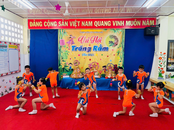 TRƯỜNG MẦM NON XƯƠNG HUÂN TỔ CHỨC VUI HỘI TRĂNG RẰM NĂM HỌC 2025 – 2026