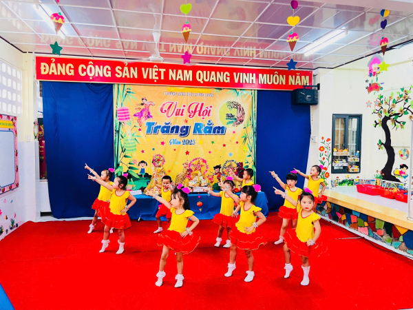 TRƯỜNG MẦM NON XƯƠNG HUÂN TỔ CHỨC VUI HỘI TRĂNG RẰM NĂM HỌC 2025 – 2026